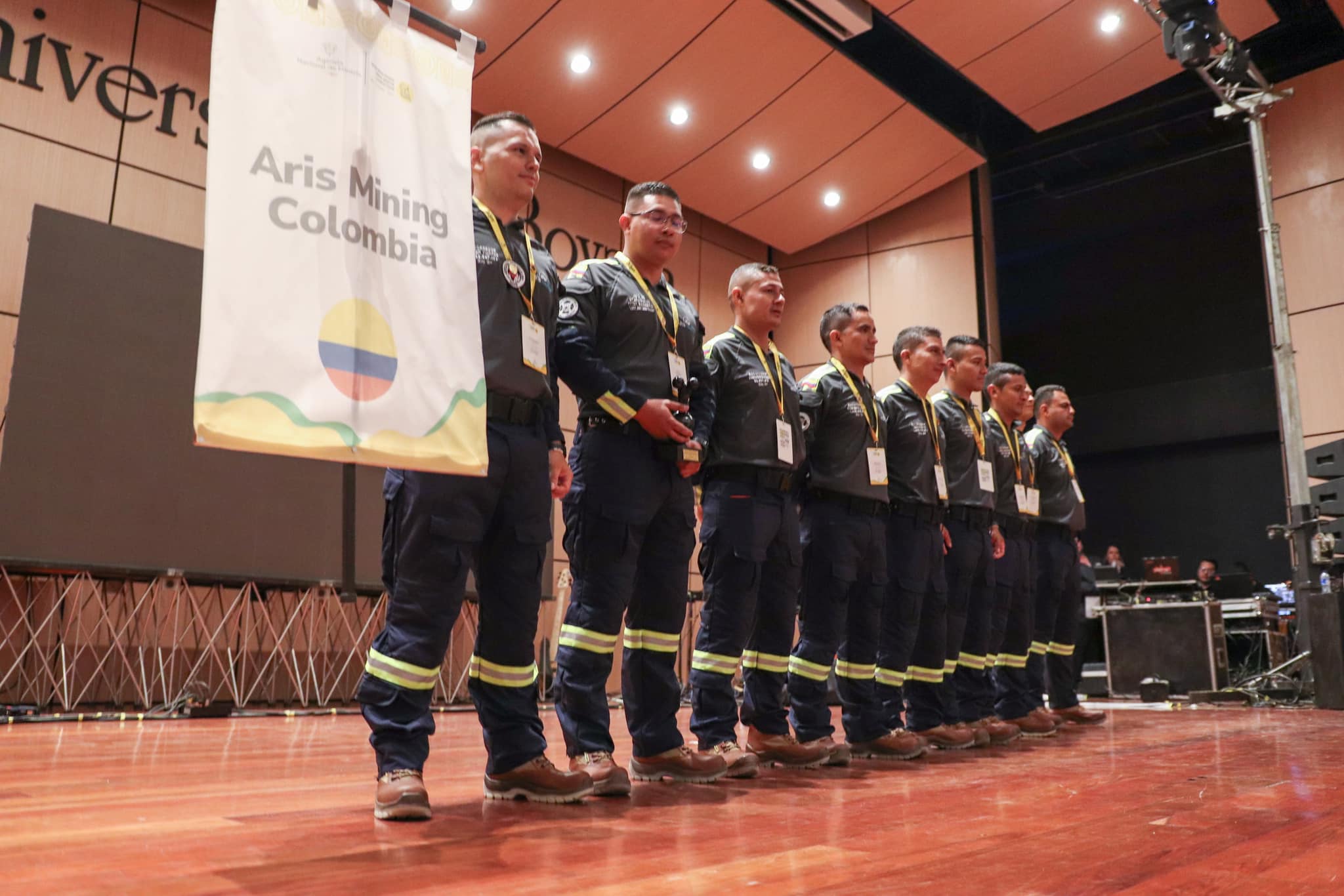 ../../images/imagenes-noticias/equipo de salvamento minero colombia.jpg